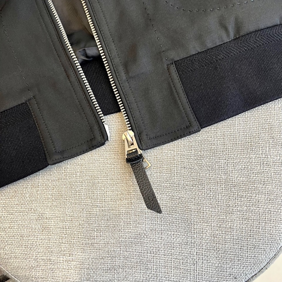 TF汤姆福特、25s秋冬新品经典哈林顿立领商务休闲新款男士修身简约夹克外套。tf经典立领夹克，背后风琴页