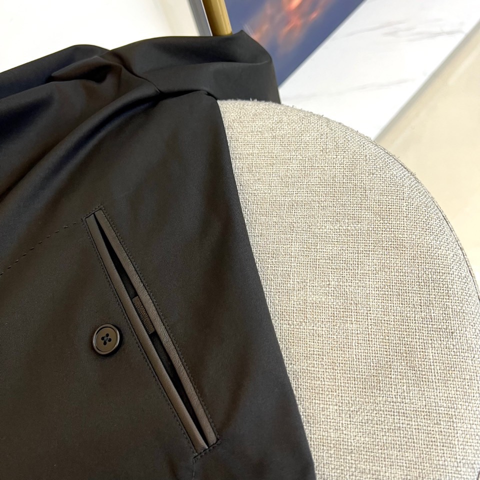 TF汤姆福特、25s秋冬新品经典哈林顿立领商务休闲新款男士修身简约夹克外套。tf经典立领夹克，背后风琴页