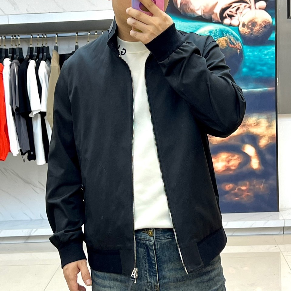 TF汤姆福特、25s秋冬新品经典哈林顿立领商务休闲新款男士修身简约夹克外套。tf经典立领夹克，背后风琴页