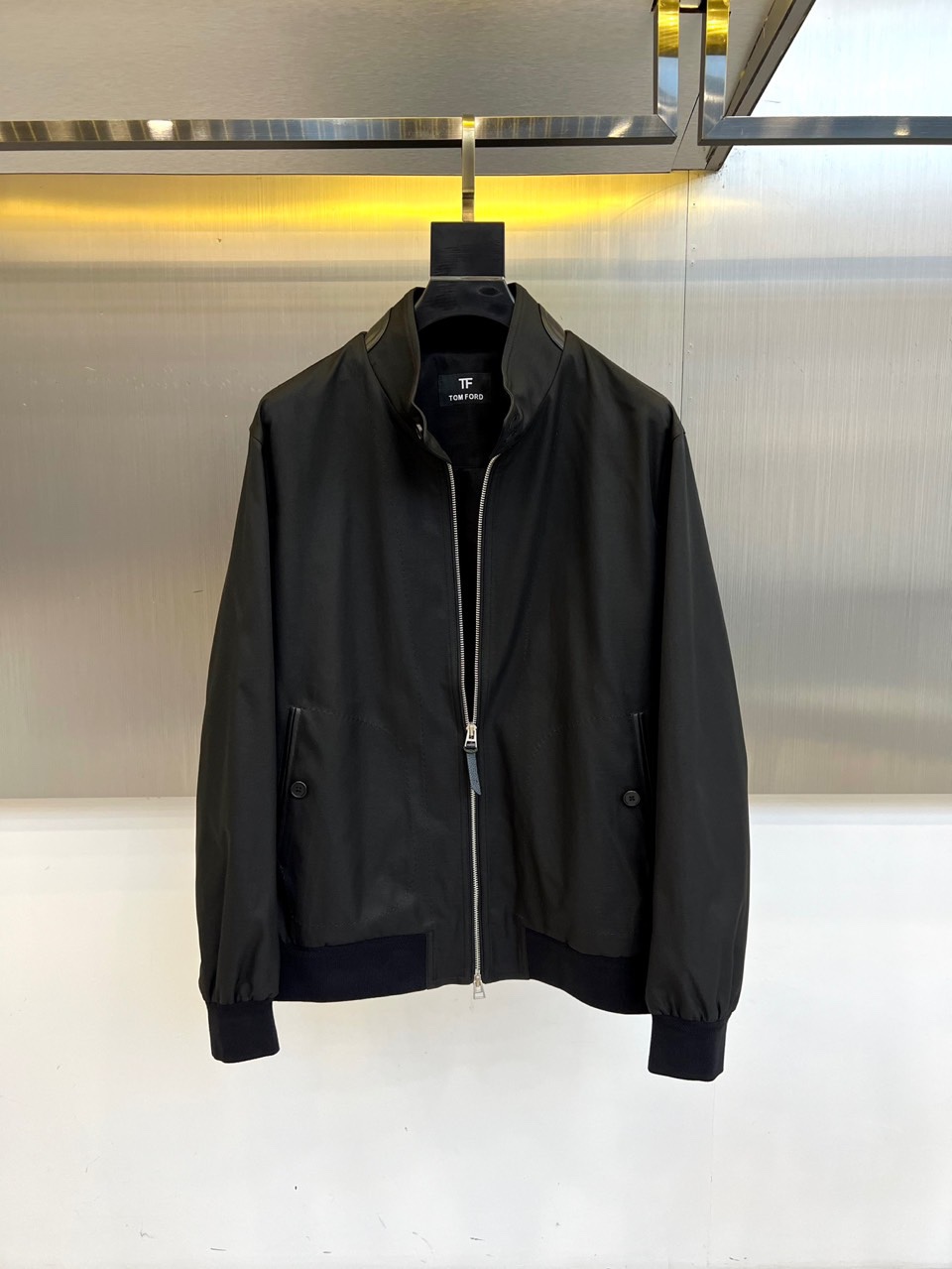 TF汤姆福特、25s秋冬新品经典哈林顿立领商务休闲新款男士修身简约夹克外套。tf经典立领夹克，背后风琴页