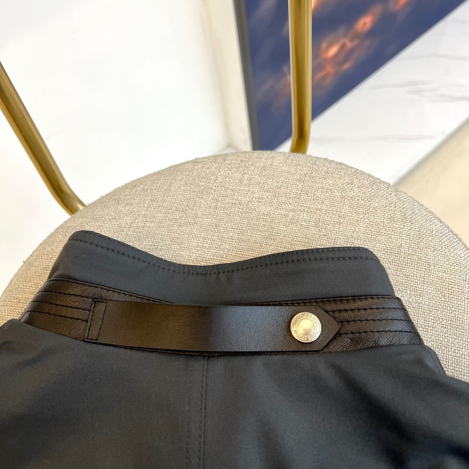 TF汤姆福特、25s秋冬新品经典哈林顿立领商务休闲新款男士修身简约夹克外套。tf经典立领夹克，背后风琴页