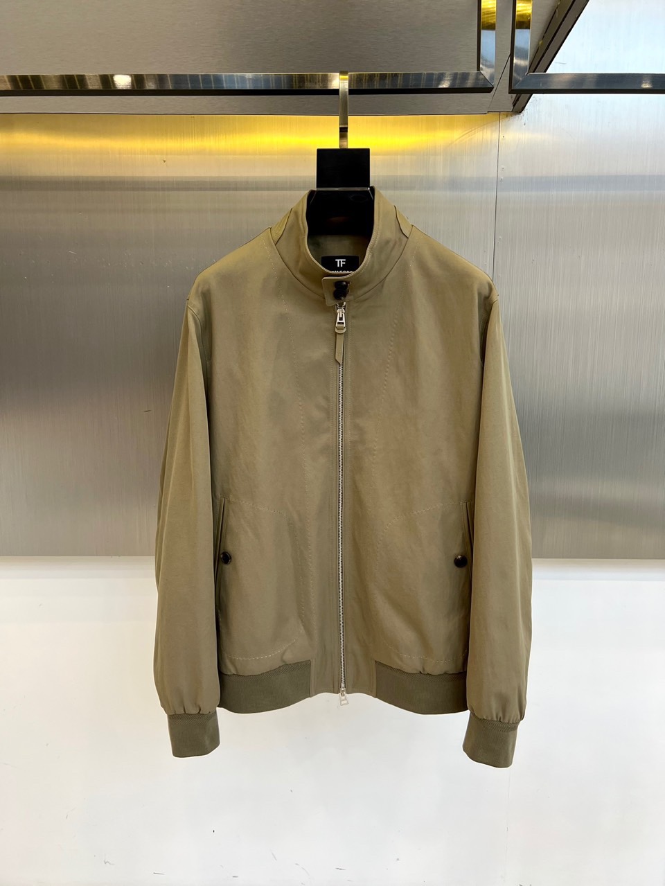 NO:545525,TF Tom Ford, 25s autumn and winter new classic Harrington stand collar business casual new men's slim simple jacket jacket. TF classic stand collar jacket, the organ page behind the back has always been the standard design of windbreaker, and the structure behind it takes into account the rainproof function of early spring rain season. The hem is straight-tuned, and the fitting style is capable and casual. The quality is perfect, the original single product, fabric, and a very outstanding design, which easily advances the sense of fashion, the workmanship is extremely exquisite and rigorous, and the wiring is neat and meticulous!  Original hardware, super fashionable and handsome on the upper body!  A must-have item for handsome men!  48-56 (model 173, 143 catties upper body 50 size upper body 50 size),,tom ford, jackets & coats, jackets & coats, alexander wang19860909TF汤姆福特、25s秋冬新品经典哈林顿立领商务休闲新款男士修身简约夹克外套.tf经典立领夹克,背后风琴页一直是风衣标配设计风富背后结构兼顾初春雨季防雨功能.下摆直筒设计,合身版型干练休闲.品相非常完美,原单狠货,面料,非常出彩的设计,轻松将时髦感进阶,做工极为考究严谨,走线工整细致！原版五金,上身超级时尚帅气！型男必备单品！48-56（模特173,143斤上身50码上身50码）,,tom ford,jackets & coats,jackets & coats,alexander wang,Men's clothing