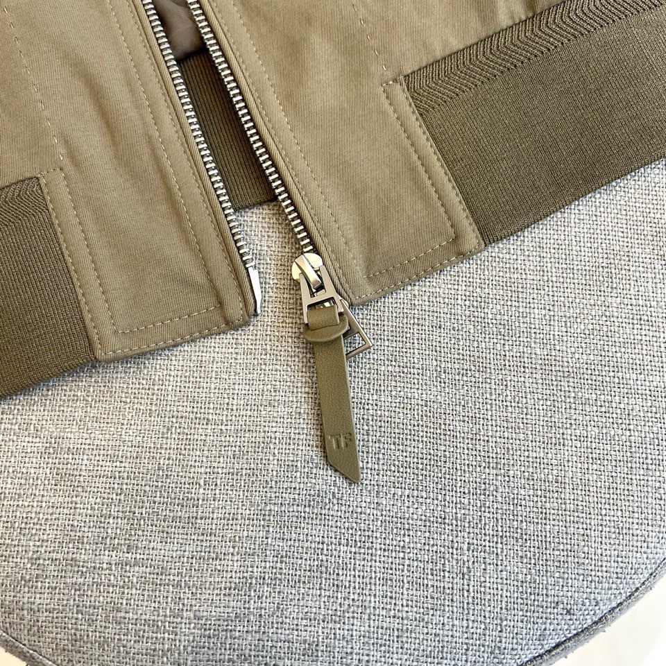 TF汤姆福特、25s秋冬新品经典哈林顿立领商务休闲新款男士修身简约夹克外套。tf经典立领夹克，背后风琴页