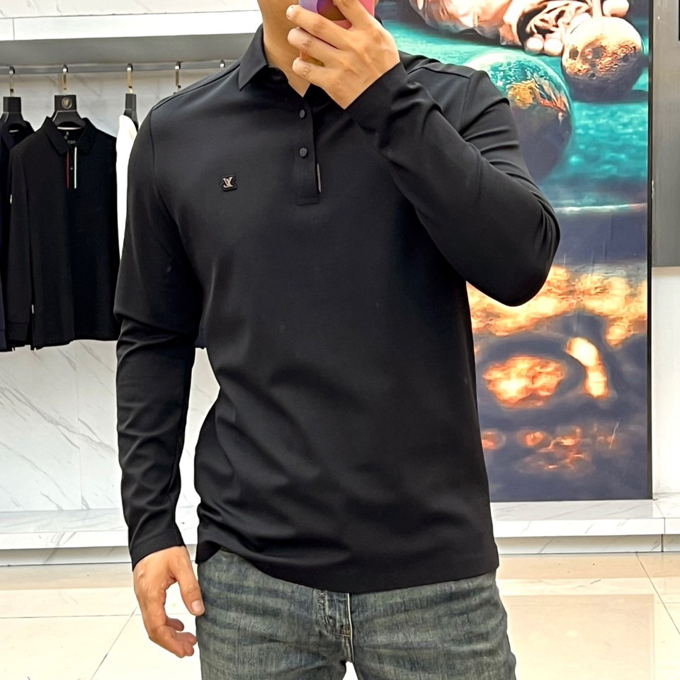 1v、2025秋冬新品男士长袖POLO衫。左胸经典刺绣徽标：精绣「LV」字母与Monogram四叶草图腾