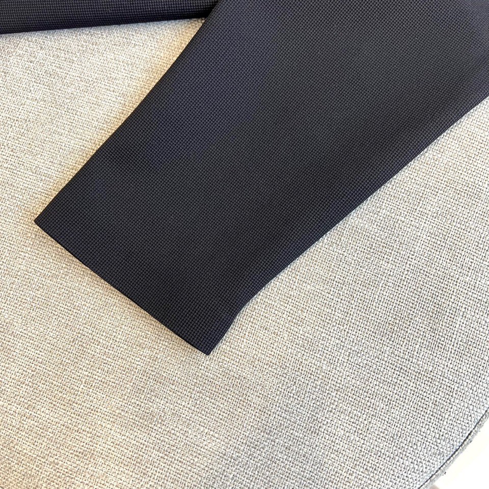 1v、2025秋冬新品男士长袖POLO衫。左胸经典刺绣徽标：精绣「LV」字母与Monogram四叶草图腾