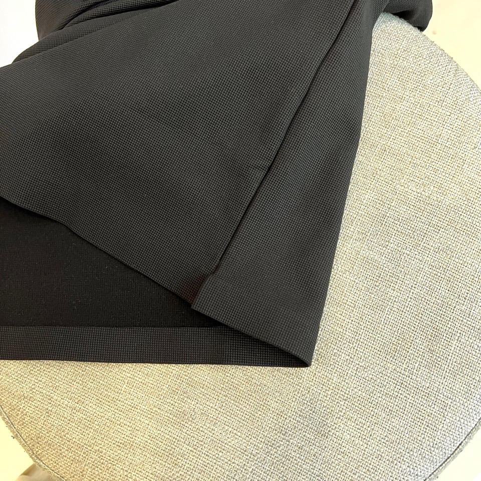 1v、2025秋冬新品男士长袖POLO衫。左胸经典刺绣徽标：精绣「LV」字母与Monogram四叶草图腾