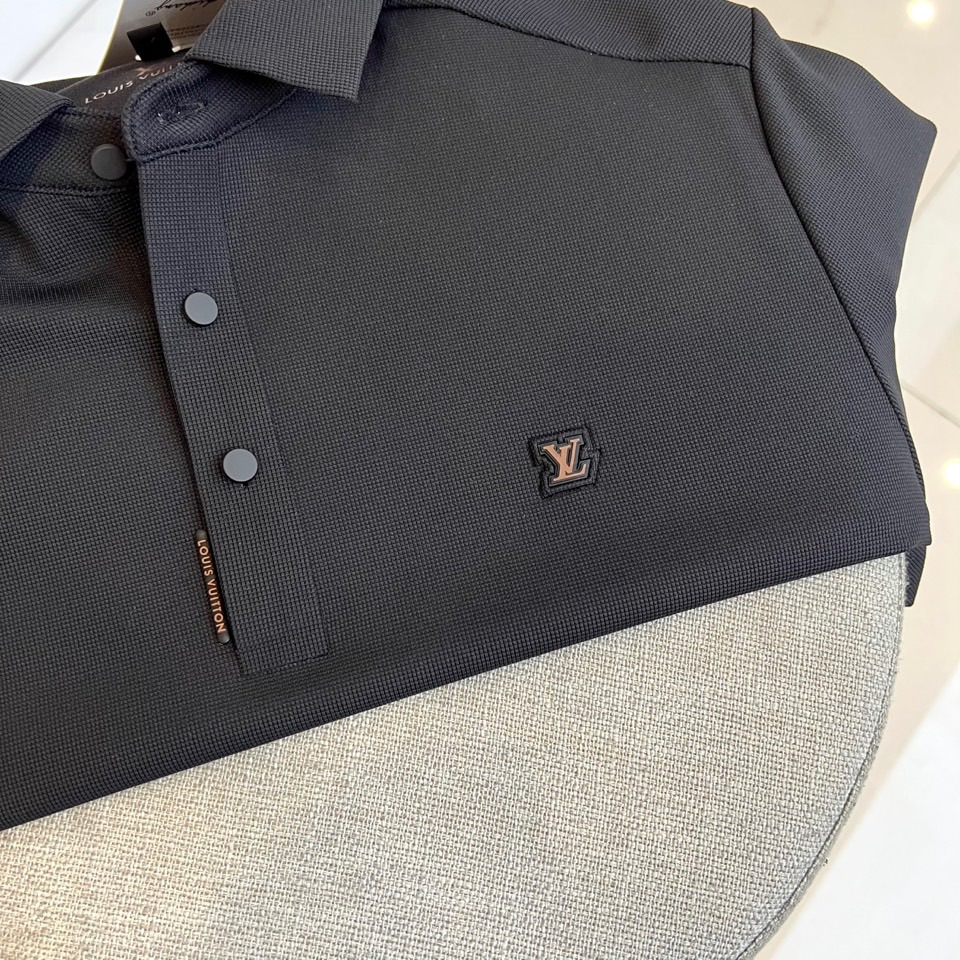 1v、2025秋冬新品男士长袖POLO衫。左胸经典刺绣徽标：精绣「LV」字母与Monogram四叶草图腾
