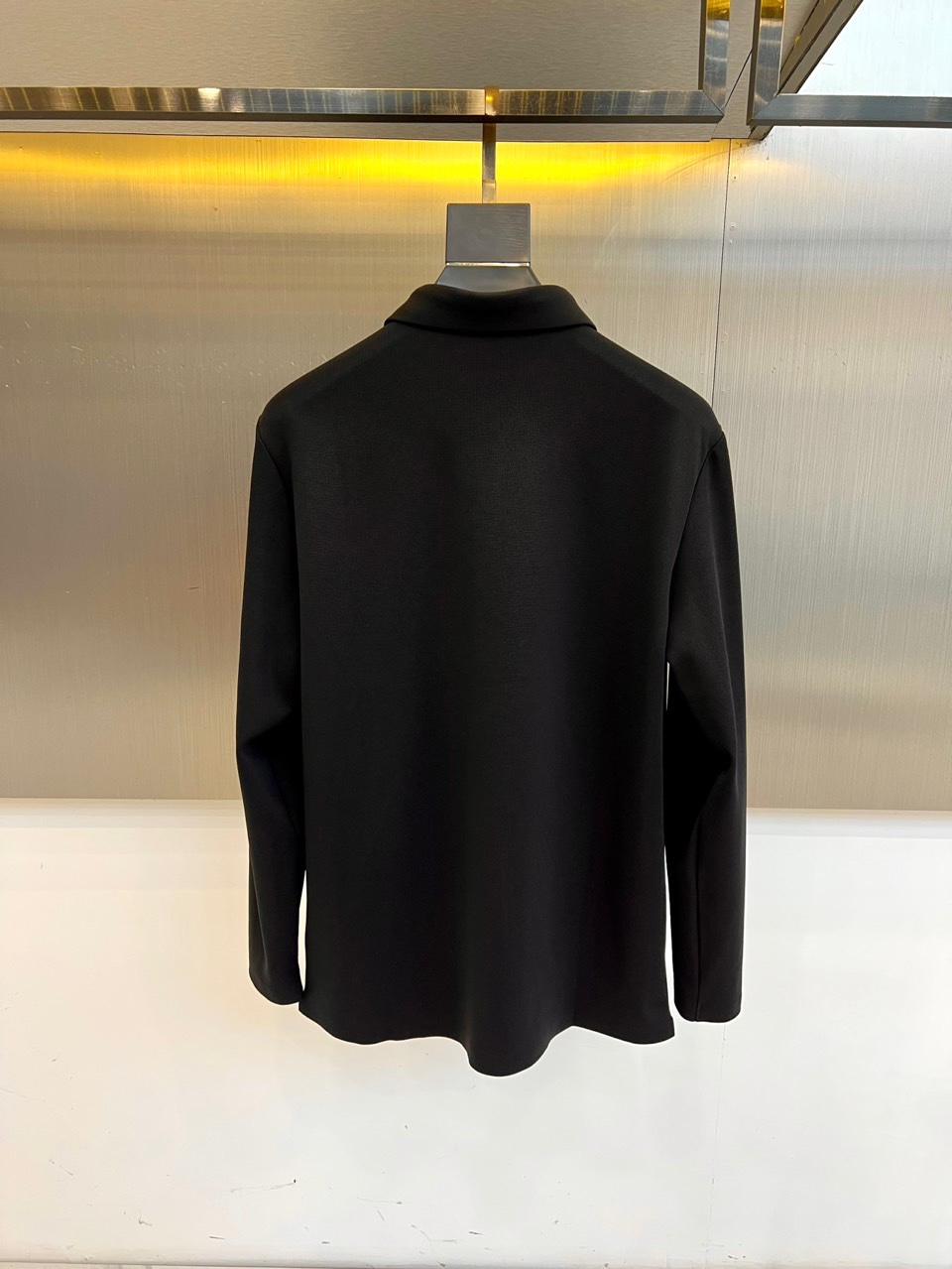 1v、2025秋冬新品男士长袖POLO衫。左胸经典刺绣徽标：精绣「LV」字母与Monogram四叶草图腾