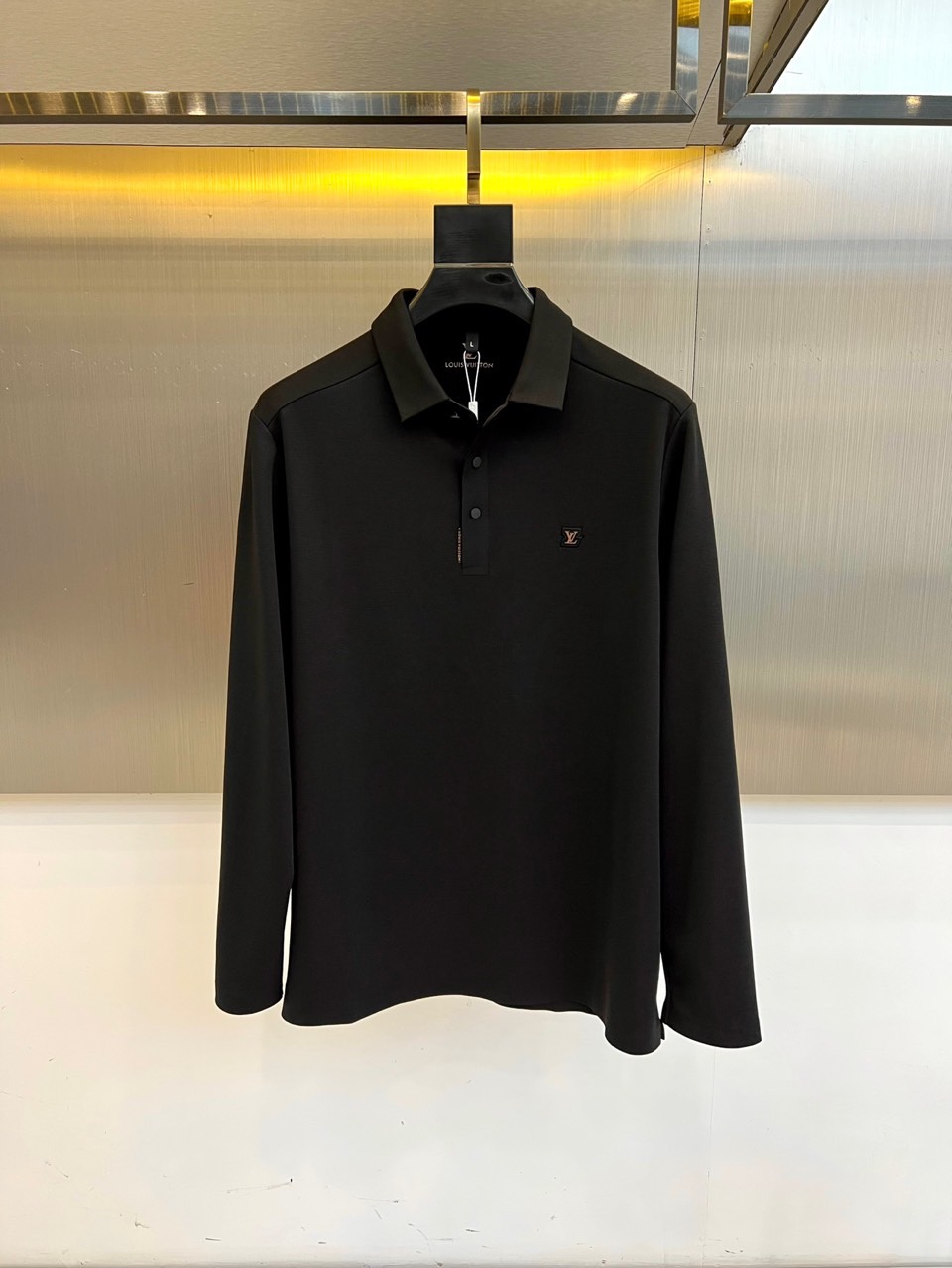 1v、2025秋冬新品男士长袖POLO衫。左胸经典刺绣徽标：精绣「LV」字母与Monogram四叶草图腾