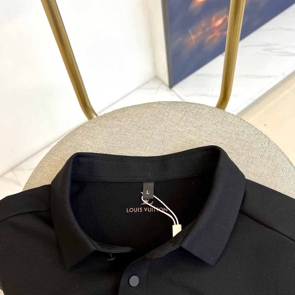 1v、2025秋冬新品男士长袖POLO衫。左胸经典刺绣徽标：精绣「LV」字母与Monogram四叶草图腾