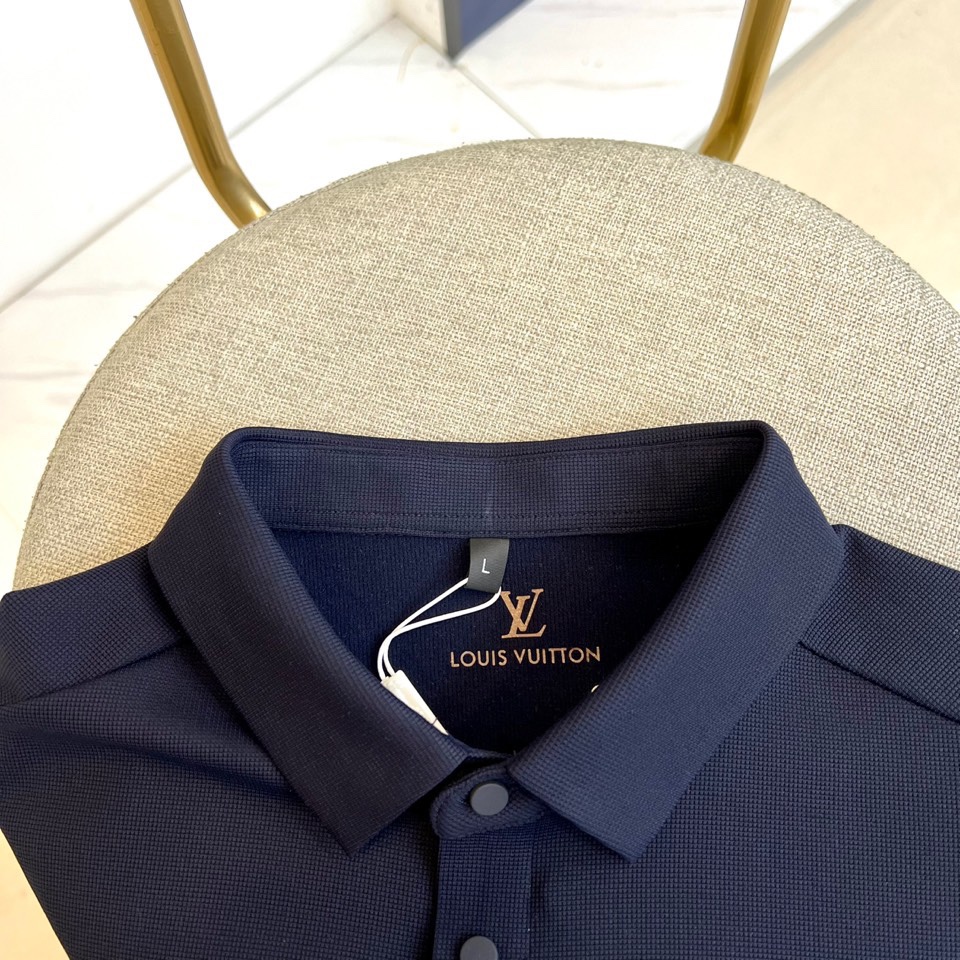 1v、2025秋冬新品男士长袖POLO衫。左胸经典刺绣徽标：精绣「LV」字母与Monogram四叶草图腾