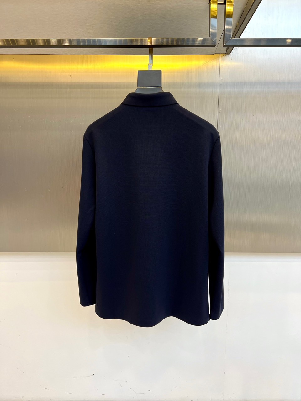 1v、2025秋冬新品男士长袖POLO衫。左胸经典刺绣徽标：精绣「LV」字母与Monogram四叶草图腾