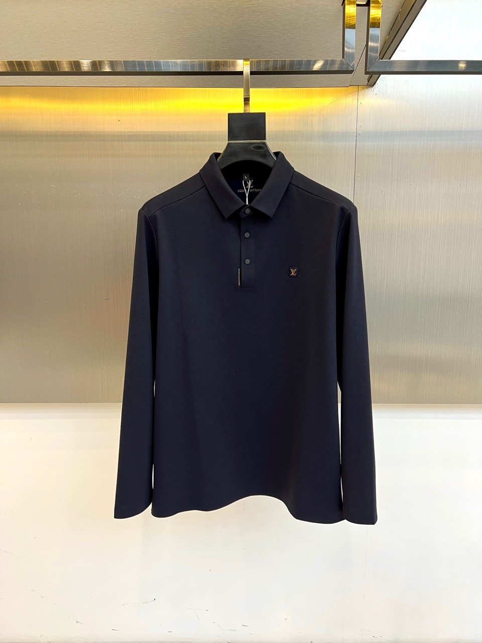 1v、2025秋冬新品男士长袖POLO衫。左胸经典刺绣徽标：精绣「LV」字母与Monogram四叶草图腾