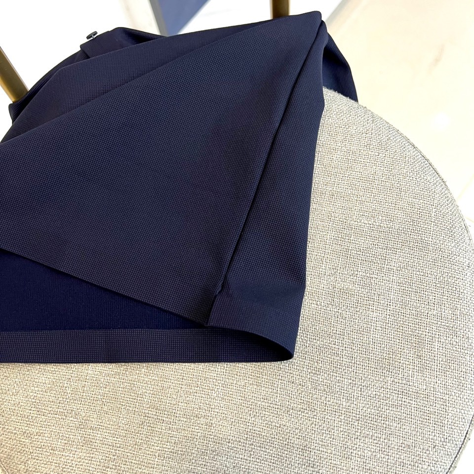 1v、2025秋冬新品男士长袖POLO衫。左胸经典刺绣徽标：精绣「LV」字母与Monogram四叶草图腾