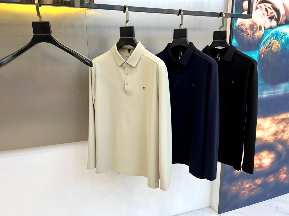 1v、2025秋冬新品男士长袖POLO衫。左胸经典刺绣徽标：精绣「LV」字母与Monogram四叶草图腾