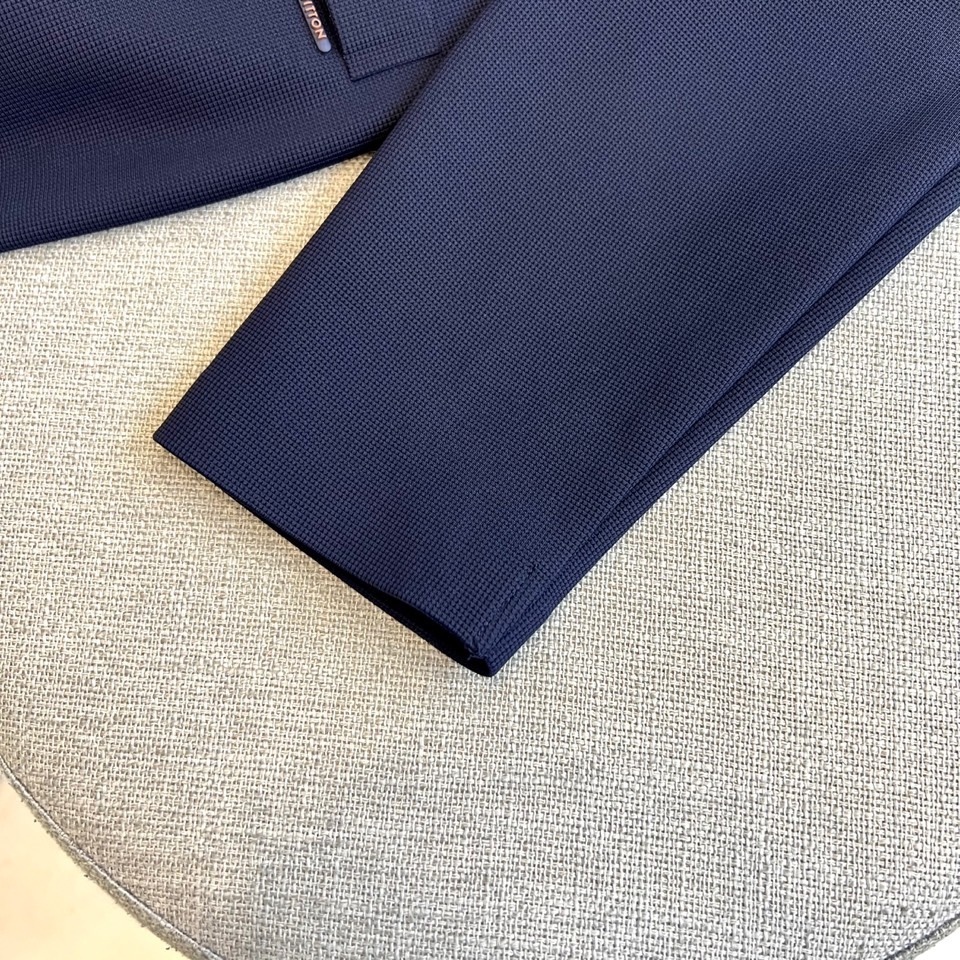 1v、2025秋冬新品男士长袖POLO衫。左胸经典刺绣徽标：精绣「LV」字母与Monogram四叶草图腾