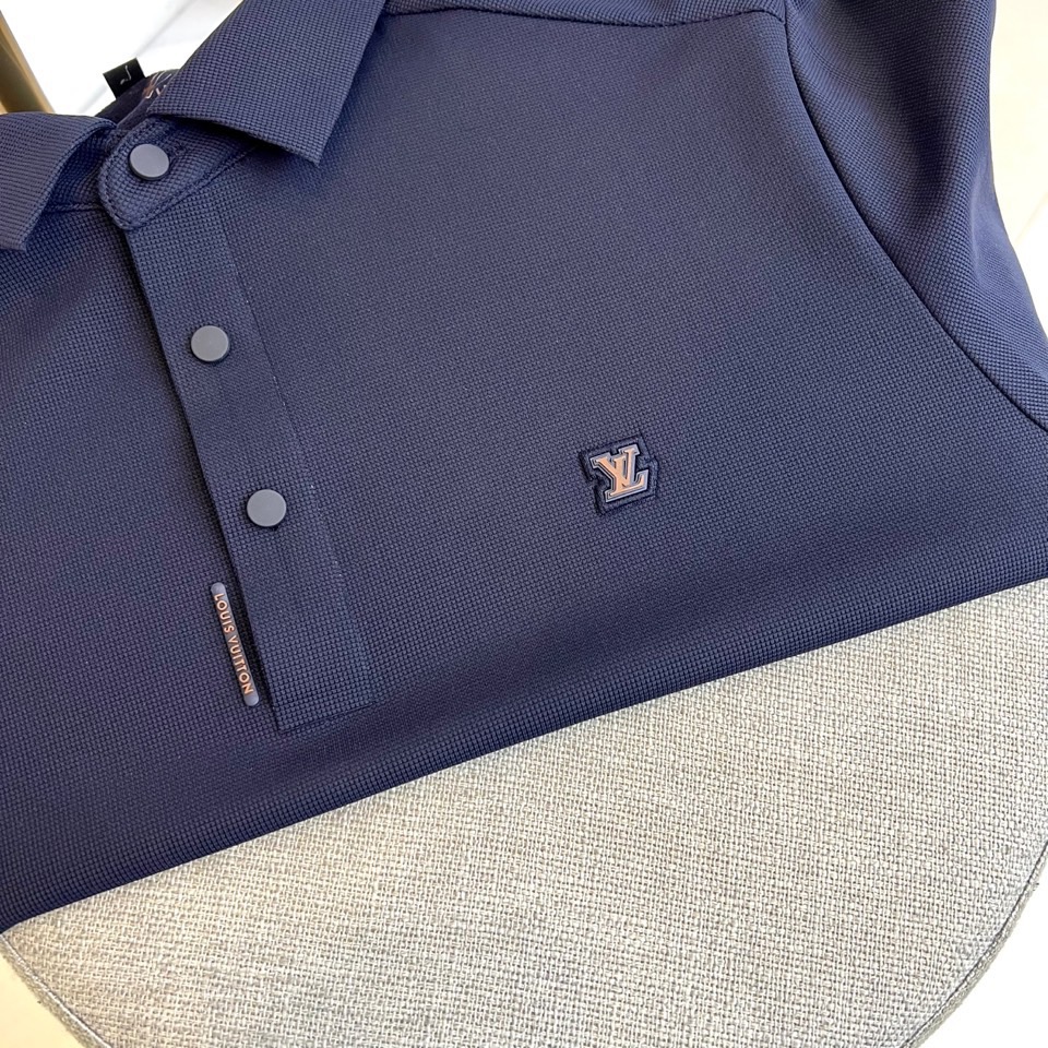 1v、2025秋冬新品男士长袖POLO衫。左胸经典刺绣徽标：精绣「LV」字母与Monogram四叶草图腾