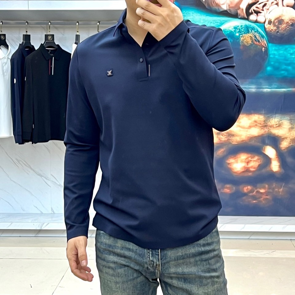 1v、2025秋冬新品男士长袖POLO衫。左胸经典刺绣徽标：精绣「LV」字母与Monogram四叶草图腾