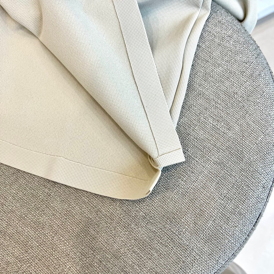 1v、2025秋冬新品男士长袖POLO衫。左胸经典刺绣徽标：精绣「LV」字母与Monogram四叶草图腾