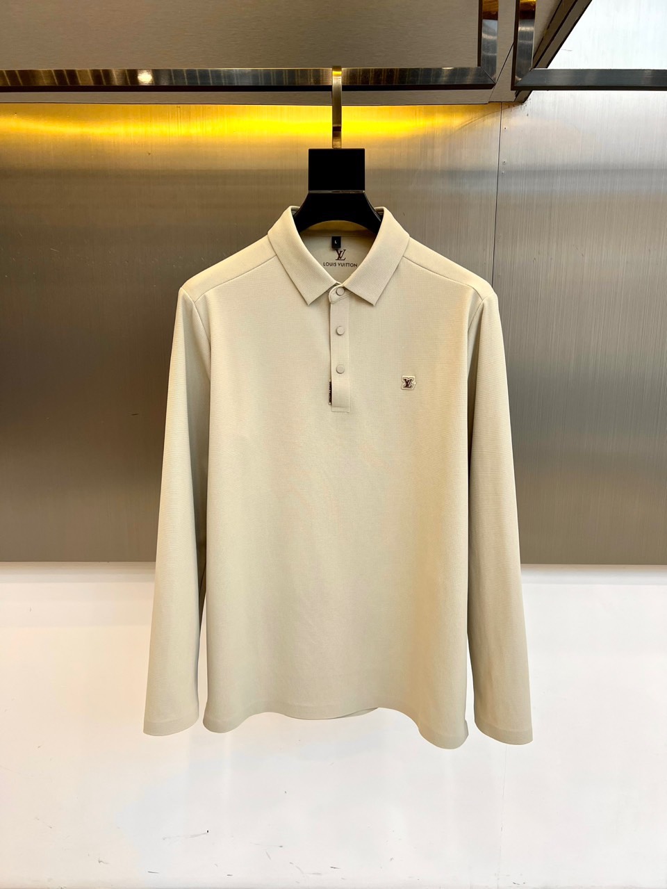 NO:545536,1v. New autumn and winter men's long-sleeved POLO shirt. The classic embroidered logo on the left chest is finely embroidered with 'LV' letters and the Monogram four-leaf clover totem, which quietly shows its luxurious pedigree on the off-white/navy blue/pure black three-color fabric. Three pearlescent resin buttons are paired with a crisp lapel design, one button is lazy and casual, and three buttons are business rigorous. The multi-color elite choice is off-white warm/navy deep/pure black classic, meeting the dressing needs of different occasions → 79.5 nylon, 5 spandex blend (Picture 3 ingredient label evidence) → Micro-elastic fabric combines tall and straight silhouette with freedom of movement, anti-wrinkle, wear-resistant and easy to care for → Seamless cutting process (marked by hang tag) improves wearing comfort and is suitable for the cool climate of autumn and winter. M-4XL (model 173, 143 catties upper body size 50),, louis   vuitton,alexander wang198609091v、秋冬新品男士长袖POLO衫.左胸经典刺绣徽标精绣「LV」字母与Monogram四叶草图腾,于米白/藏青/纯黑三色面料上悄然彰显奢华血统. 三粒珠光树脂纽扣搭配挺括翻领设计,一粒扣慵懒休闲,三粒扣系出商务严谨. 多色精英之选米白温润/藏青深邃/纯黑经典,满足不同场合着装需求 → 79.5锦纶.5氨纶混纺（图3成分标签实证） → 微弹面料兼顾挺拔廓形与活动自由度,抗皱耐磨易打理 → 无痕裁剪工艺（吊牌标注）提升穿着舒适度,适配秋冬微凉气候 M-4XL（模特173,143斤上身50码）,,louis vuitton,alexander wang,Men's clothing