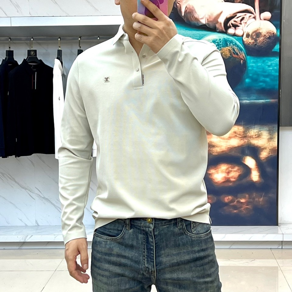 1v、2025秋冬新品男士长袖POLO衫。左胸经典刺绣徽标：精绣「LV」字母与Monogram四叶草图腾