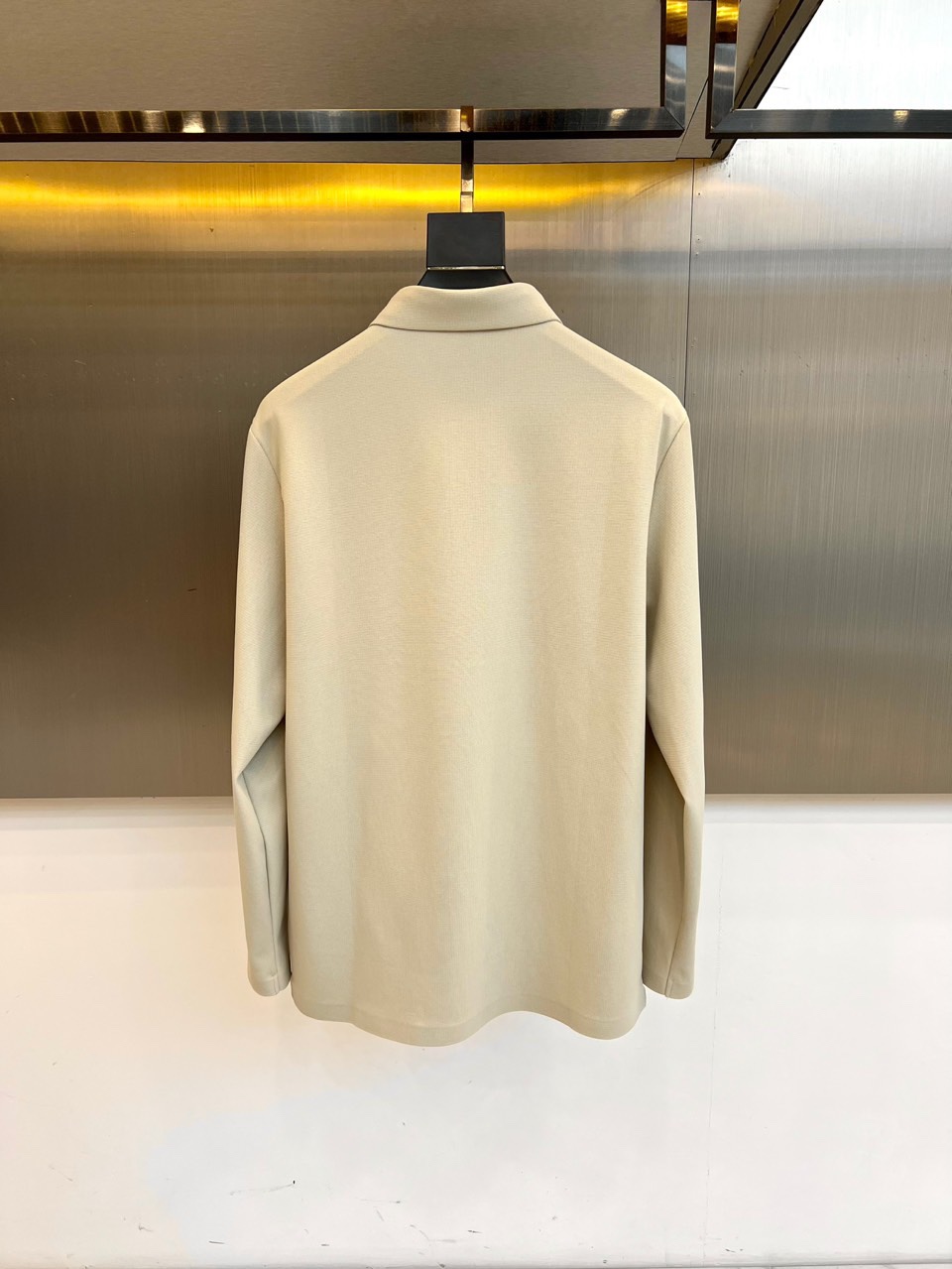 1v、2025秋冬新品男士长袖POLO衫。左胸经典刺绣徽标：精绣「LV」字母与Monogram四叶草图腾