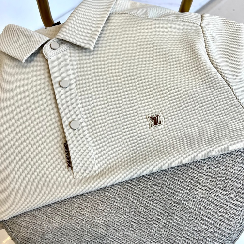 1v、2025秋冬新品男士长袖POLO衫。左胸经典刺绣徽标：精绣「LV」字母与Monogram四叶草图腾