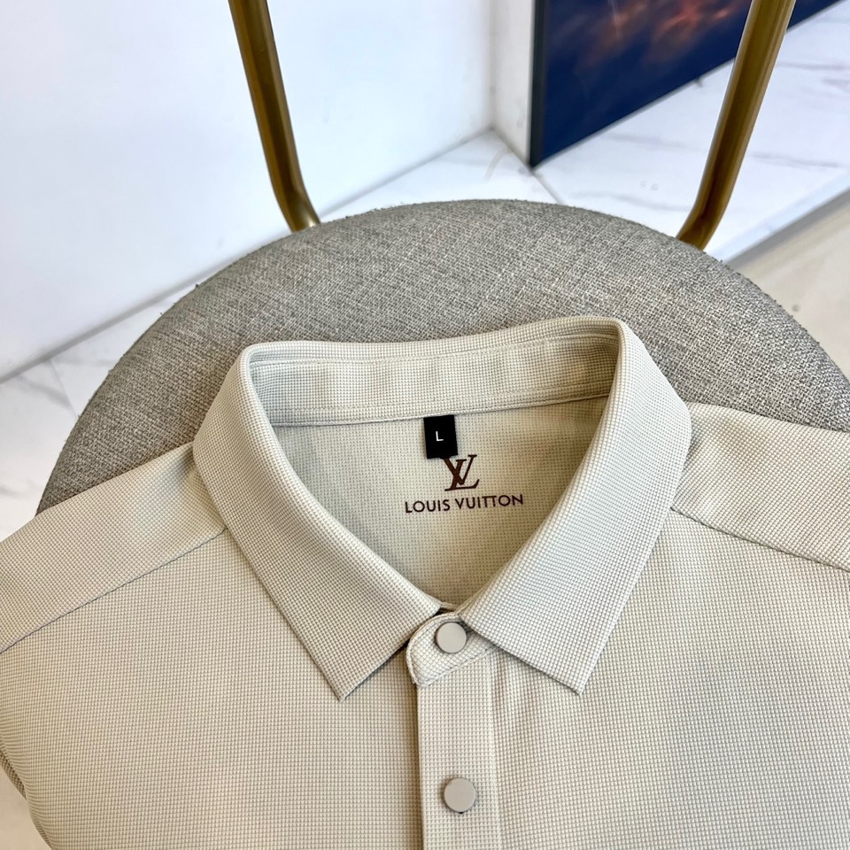 1v、2025秋冬新品男士长袖POLO衫。左胸经典刺绣徽标：精绣「LV」字母与Monogram四叶草图腾