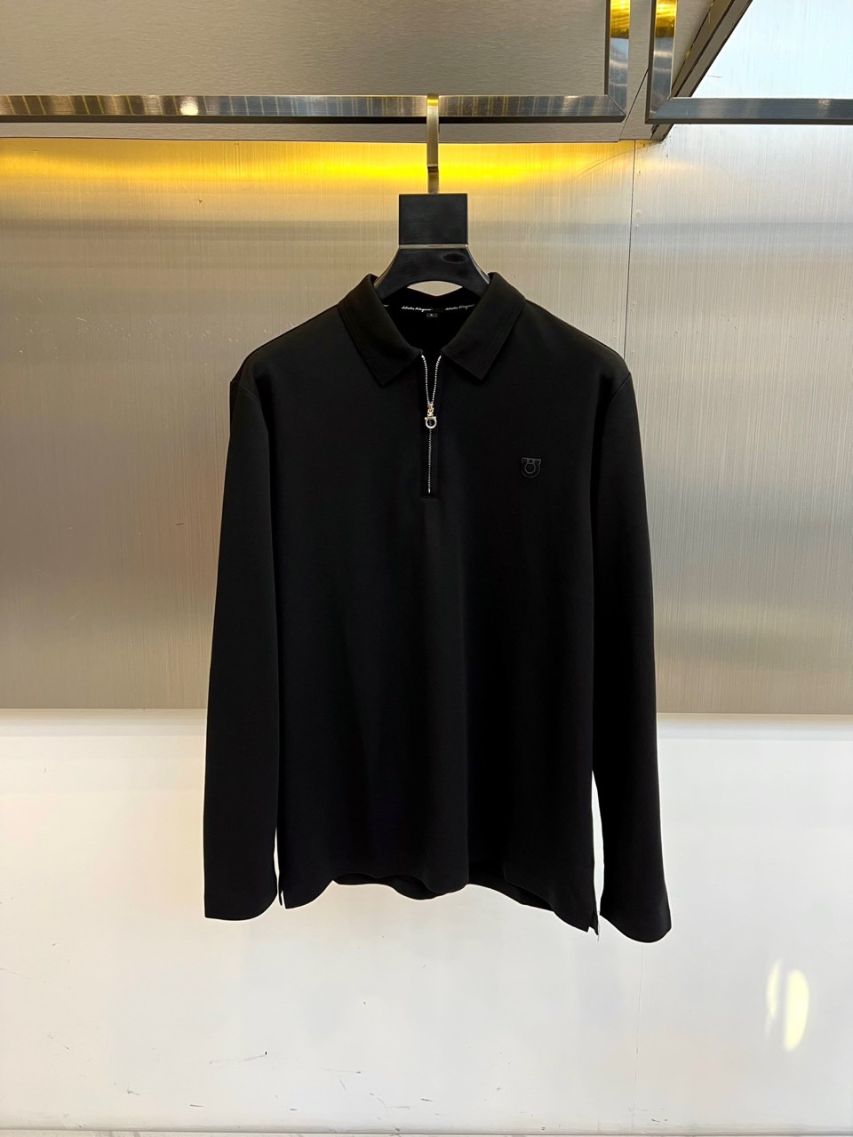 Ferragam菲拉格慕、2025秋冬男士系列。白色珠地棉长袖翻领POLO衫。精选47.6%棉+47.9