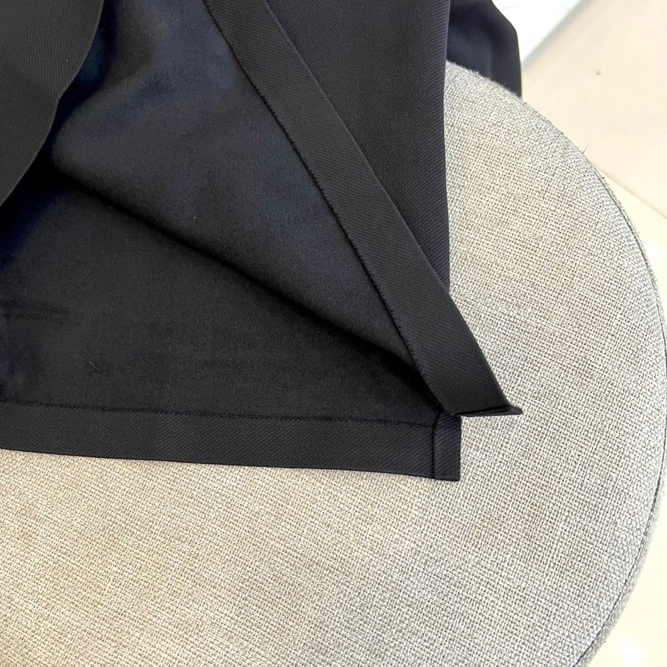 Ferragam菲拉格慕、2025秋冬男士系列。白色珠地棉长袖翻领POLO衫。精选47.6%棉+47.9