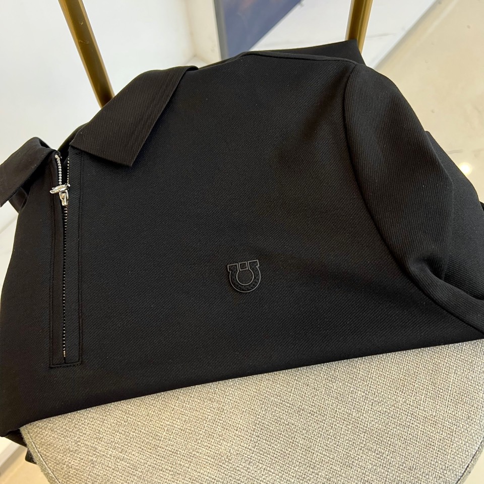 Ferragam菲拉格慕、2025秋冬男士系列。白色珠地棉长袖翻领POLO衫。精选47.6%棉+47.9