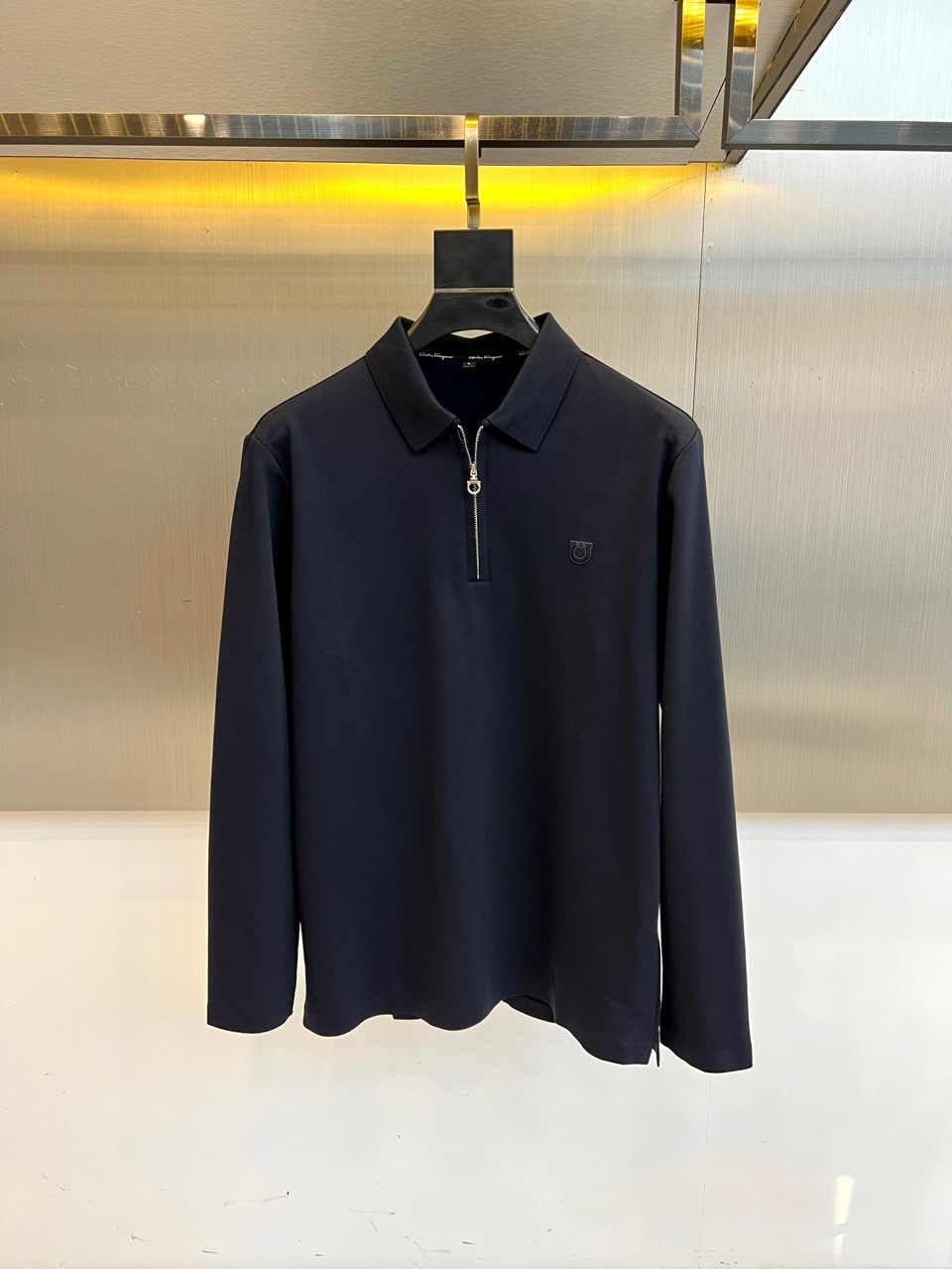 Ferragam菲拉格慕、2025秋冬男士系列。白色珠地棉长袖翻领POLO衫。精选47.6%棉+47.9