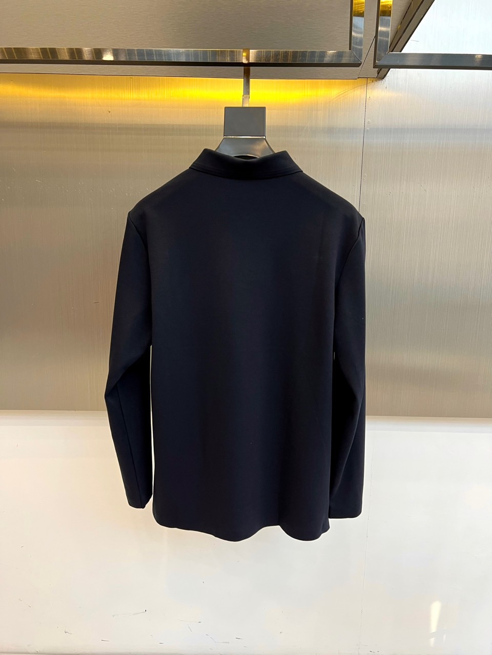 Ferragam菲拉格慕、2025秋冬男士系列。白色珠地棉长袖翻领POLO衫。精选47.6%棉+47.9