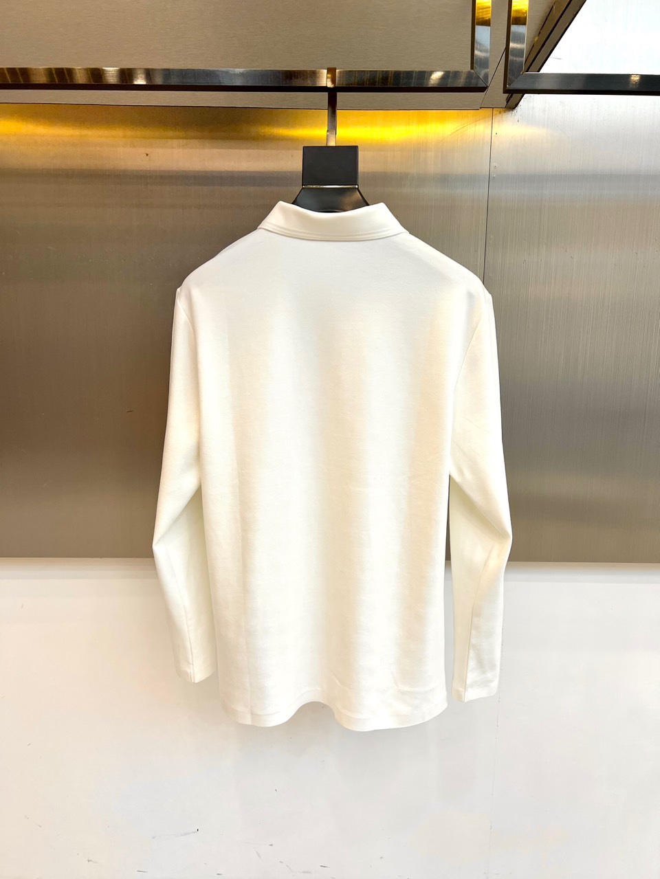 Ferragam菲拉格慕、2025秋冬男士系列。白色珠地棉长袖翻领POLO衫。精选47.6%棉+47.9