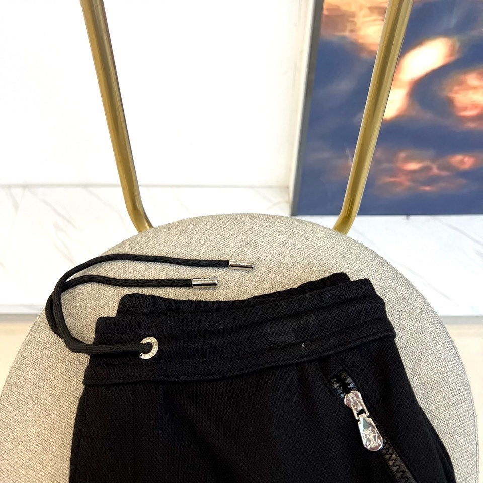 Brunello cucinelli-BC、2025秋冬新品连帽拉链外套与束脚长裤默契相承,金属质感墙面