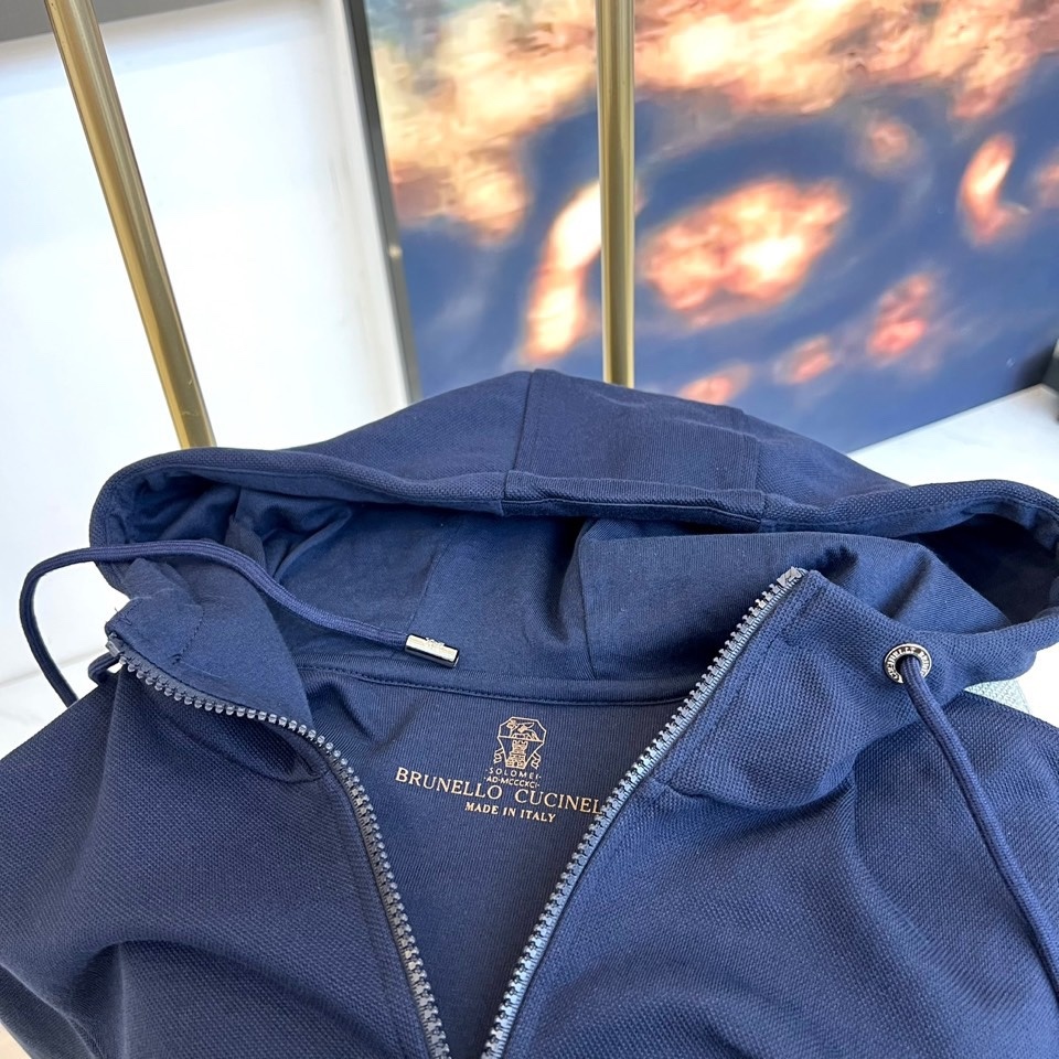 Brunello cucinelli-BC、2025秋冬新品连帽拉链外套与束脚长裤默契相承,金属质感墙面