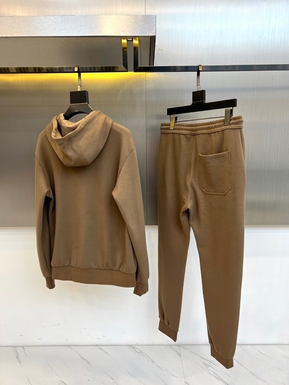 Brunello cucinelli-BC、2025秋冬新品连帽拉链外套与束脚长裤默契相承,金属质感墙面