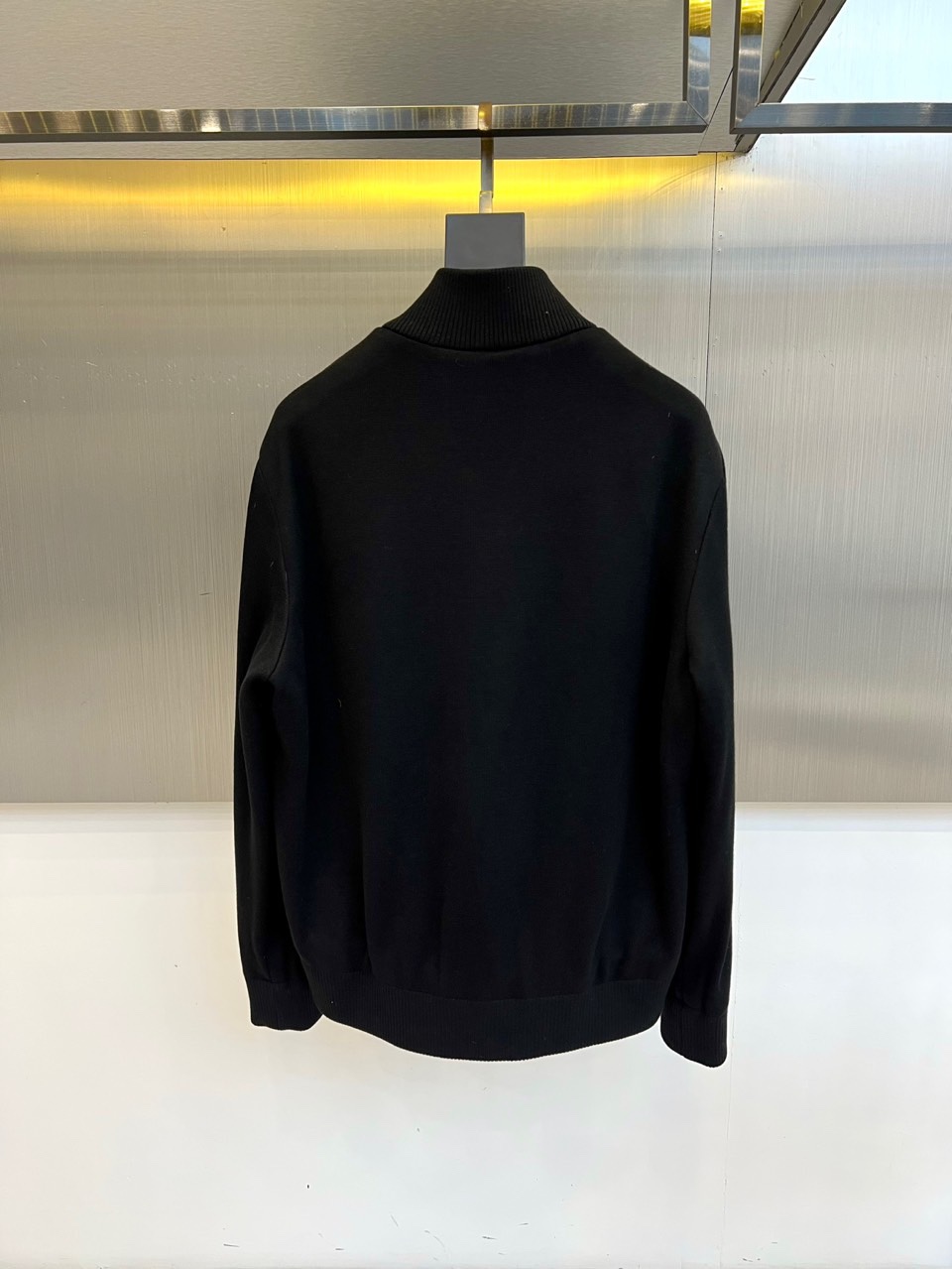 Mon蒙口（鹅绒）、25FW秋冬新品针织拼接羽绒服 横向绗缝羽绒如新雪蓬松，深色针织袖管构筑机能韵律。立