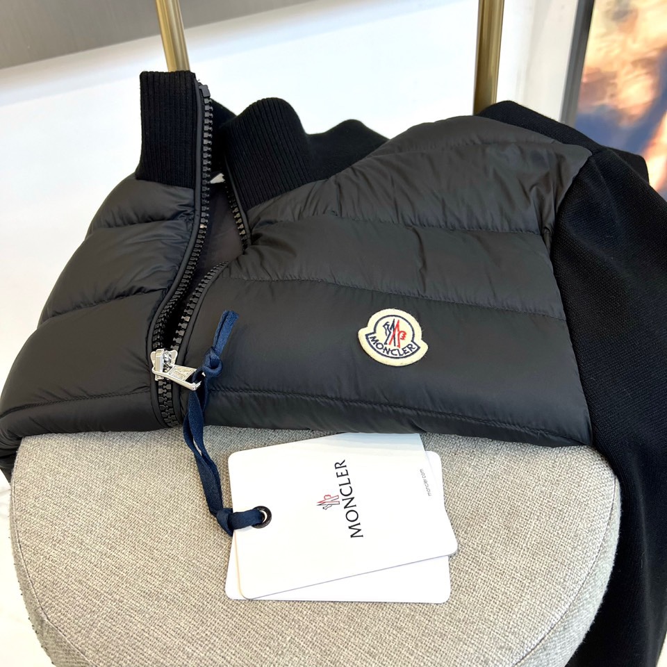 Mon蒙口（鹅绒）、25FW秋冬新品针织拼接羽绒服 横向绗缝羽绒如新雪蓬松，深色针织袖管构筑机能韵律。立