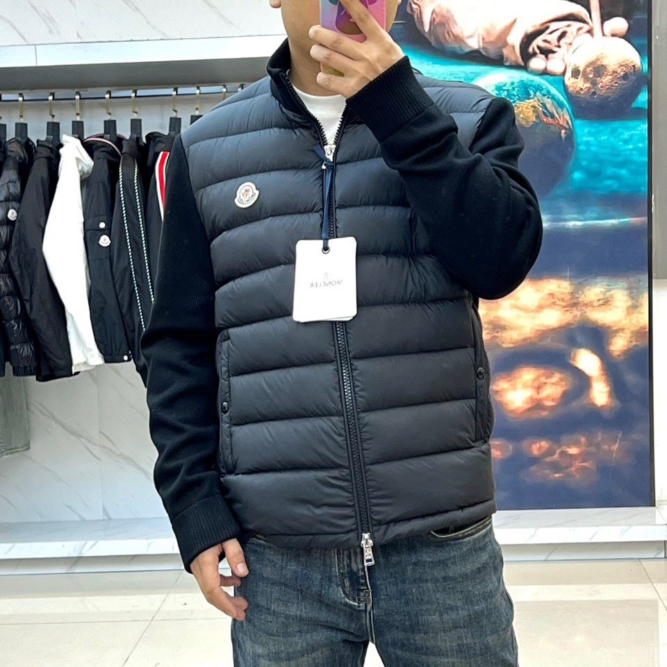 Mon蒙口（鹅绒）、25FW秋冬新品针织拼接羽绒服 横向绗缝羽绒如新雪蓬松，深色针织袖管构筑机能韵律。立