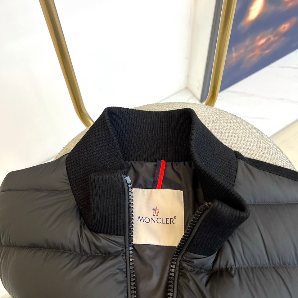 Mon蒙口（鹅绒）、25FW秋冬新品针织拼接羽绒服 横向绗缝羽绒如新雪蓬松，深色针织袖管构筑机能韵律。立