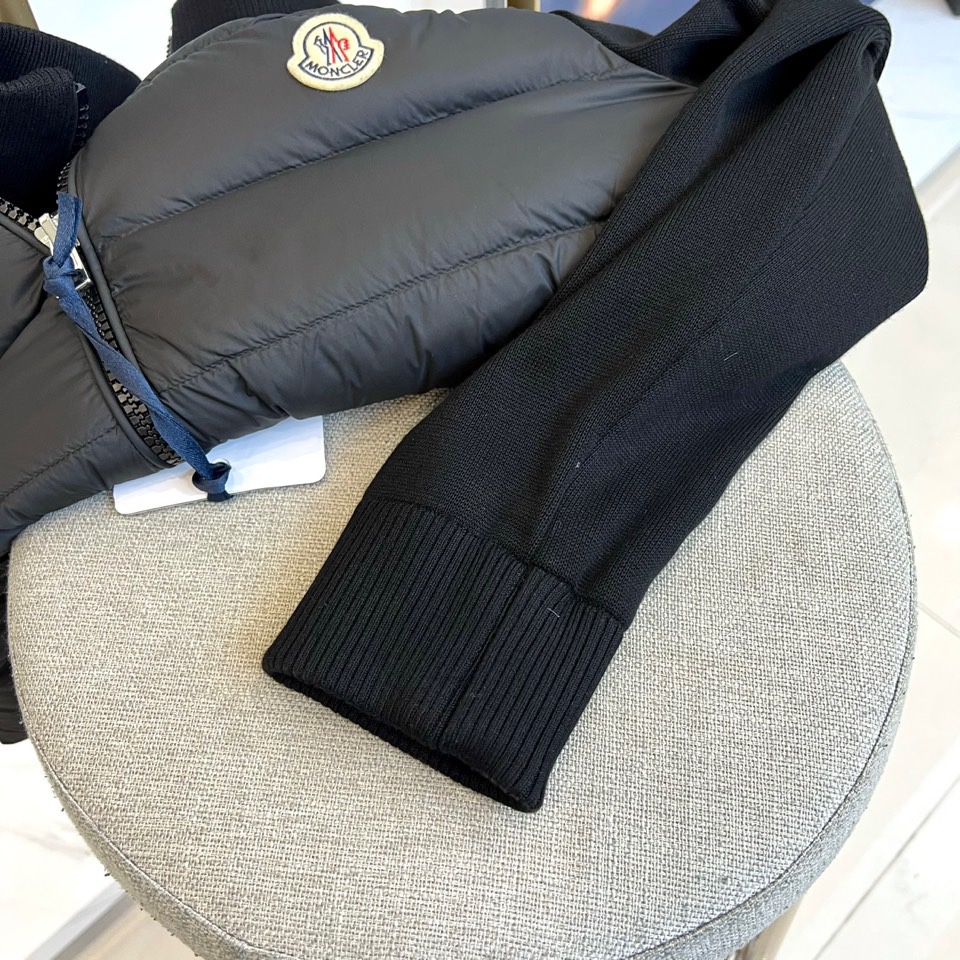 Mon蒙口（鹅绒）、25FW秋冬新品针织拼接羽绒服 横向绗缝羽绒如新雪蓬松，深色针织袖管构筑机能韵律。立