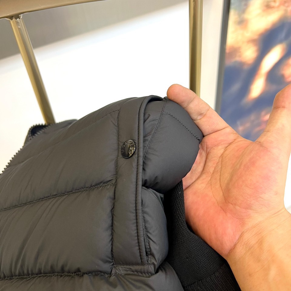 Mon蒙口（鹅绒）、25FW秋冬新品针织拼接羽绒服 横向绗缝羽绒如新雪蓬松，深色针织袖管构筑机能韵律。立