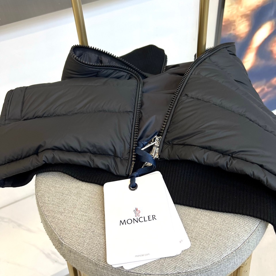 Mon蒙口（鹅绒）、25FW秋冬新品针织拼接羽绒服 横向绗缝羽绒如新雪蓬松，深色针织袖管构筑机能韵律。立