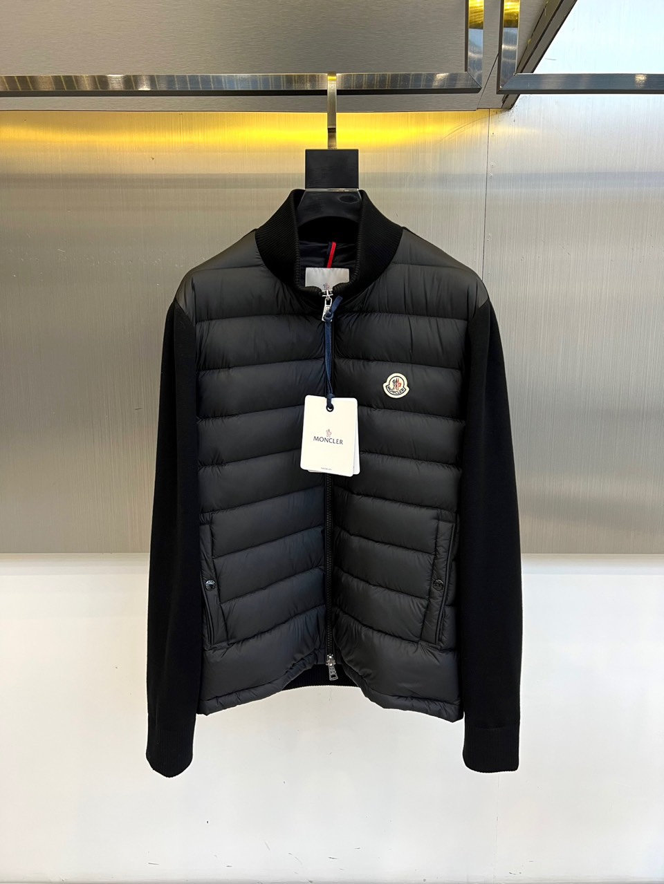 Mon蒙口（鹅绒）、25FW秋冬新品针织拼接羽绒服 横向绗缝羽绒如新雪蓬松，深色针织袖管构筑机能韵律。立