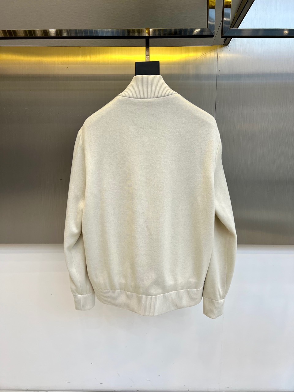 Mon蒙口（鹅绒）、25FW秋冬新品针织拼接羽绒服 横向绗缝羽绒如新雪蓬松，深色针织袖管构筑机能韵律。立