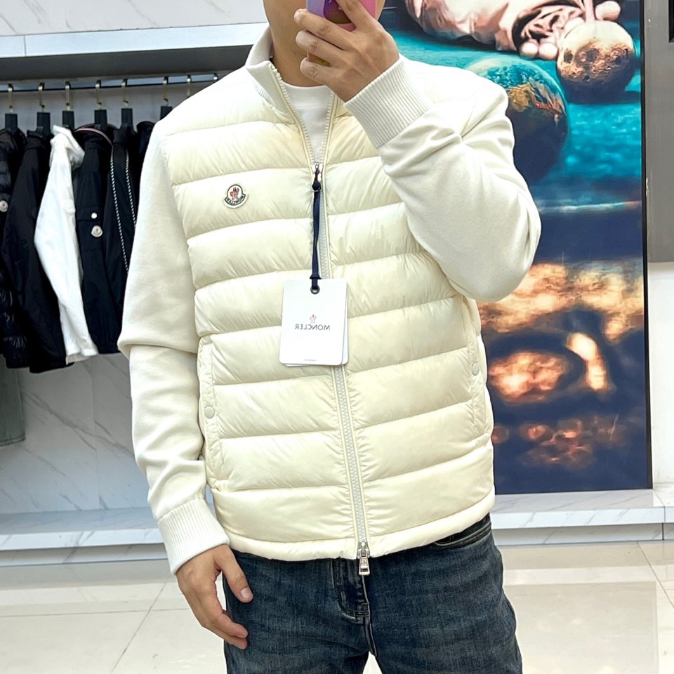 Mon蒙口（鹅绒）、25FW秋冬新品针织拼接羽绒服 横向绗缝羽绒如新雪蓬松，深色针织袖管构筑机能韵律。立