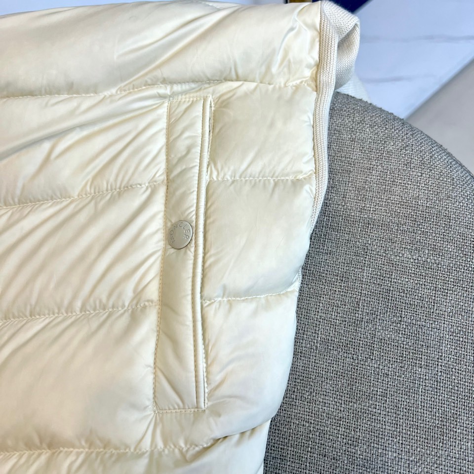 Mon蒙口（鹅绒）、25FW秋冬新品针织拼接羽绒服 横向绗缝羽绒如新雪蓬松，深色针织袖管构筑机能韵律。立