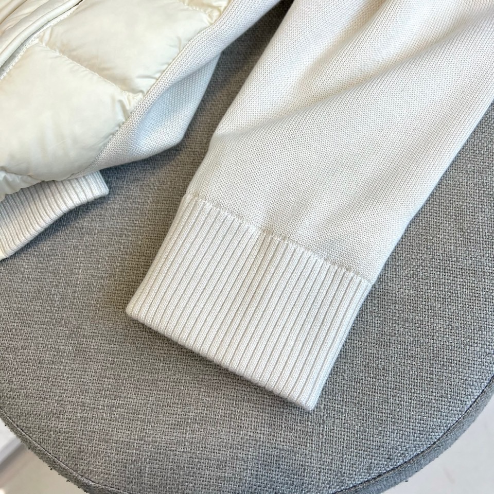 Mon蒙口（鹅绒）、25FW秋冬新品针织拼接羽绒服 横向绗缝羽绒如新雪蓬松，深色针织袖管构筑机能韵律。立