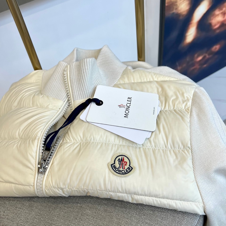 Mon蒙口（鹅绒）、25FW秋冬新品针织拼接羽绒服 横向绗缝羽绒如新雪蓬松，深色针织袖管构筑机能韵律。立